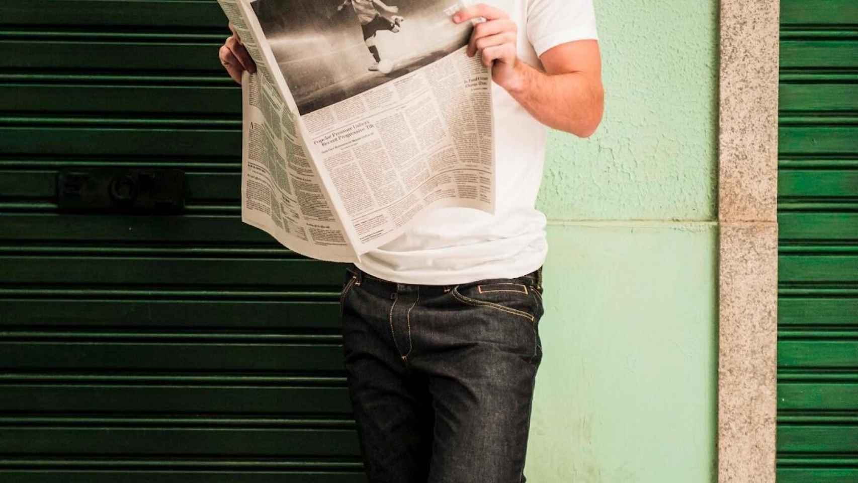 Leo Messi leyendo el diario en un anuncio de la televisión / REDES SOCIALES