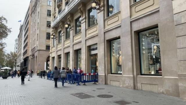 Clientes esperando para entrar a comprar a la tienda de Primark de la plaza de Catalunya / V.M.