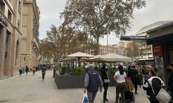 Clientes esperando para entrar a comprar a la tienda de Primark de la plaza de Catalunya / V.M.