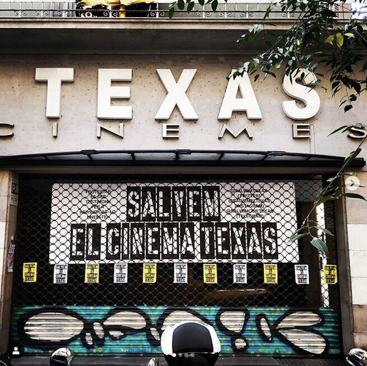 Los Cines Texas de Barcelona con una pancarta / Salvem el Texas