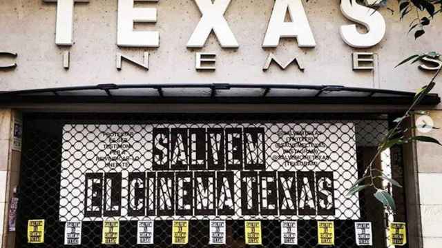 Los Cines Texas de Barcelona con una pancarta / Salvem el Texas