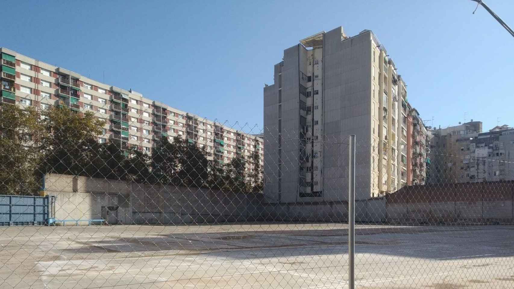 El solar de la Meridiana donde se construirá la residencia de estudiantes visto desde Concepción Arenal / JORDI SUBIRANA