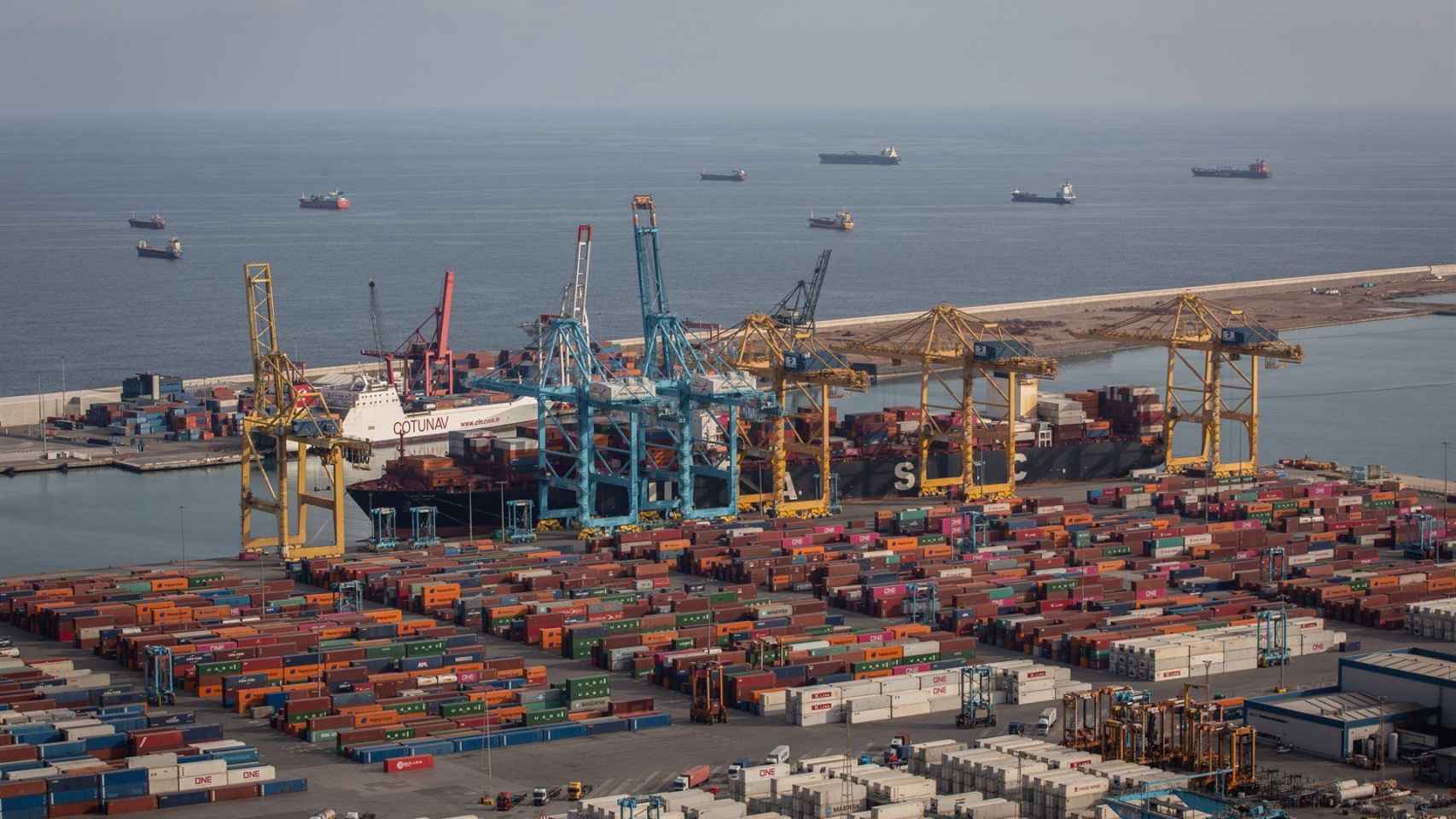 Vista aérea del Port de Barcelona a mediados de marzo de este año / EP - DAVID ZORRAKINO