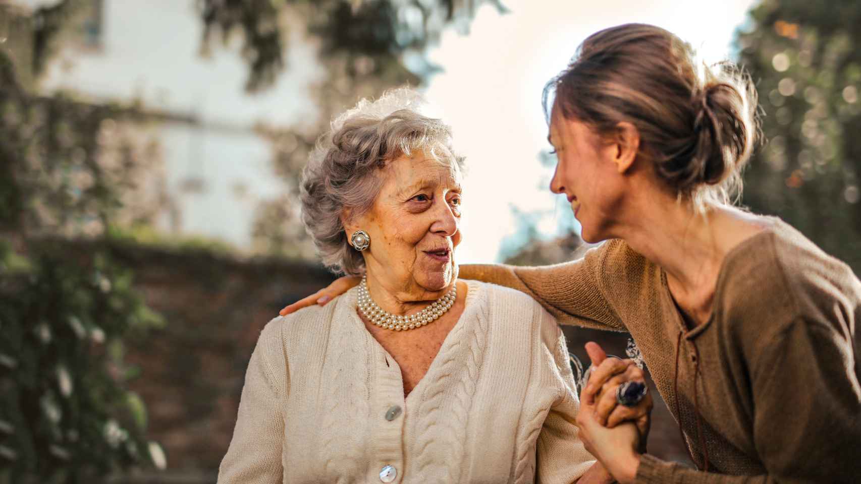 Mujer mayor con su hija / PEXELS