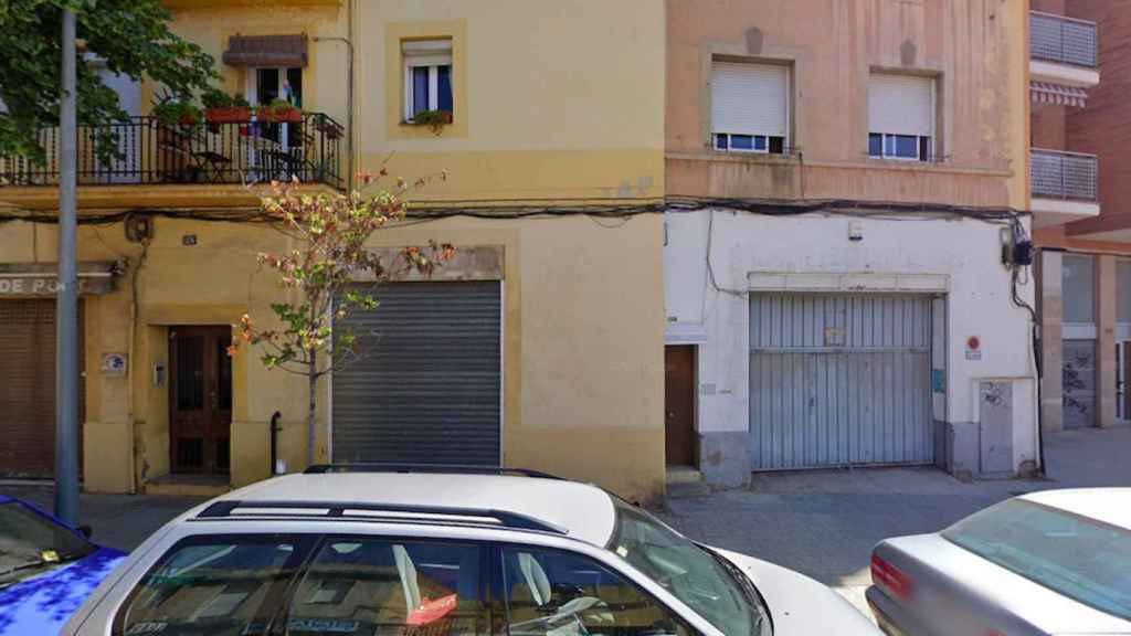 Número 124 de la calle Mare de Déu del Port de la Zona Franca, donde se ha realizado la primera entrada del dispositivo contra el tráfico de Marihuana / GOOGLE