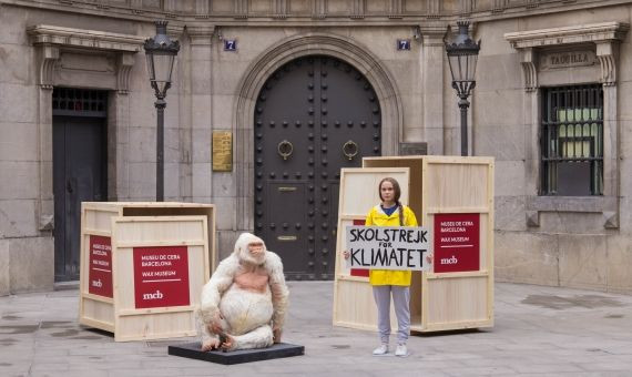 Copito de Nieve y Greta Thunberg delante del Museo de Cera de Barcelona / MUSEO DE CERA DE BARCELONA