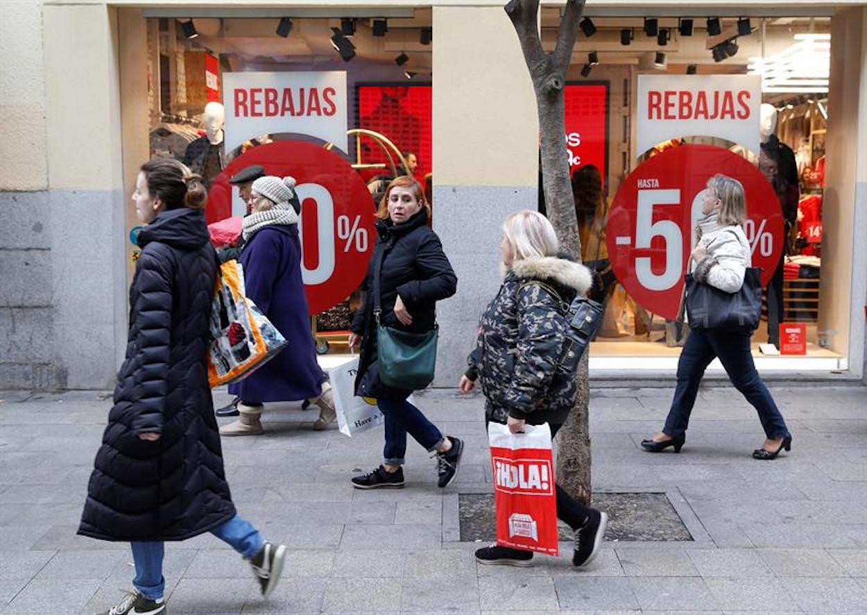 Personas de compras durante las rebajas / EFE