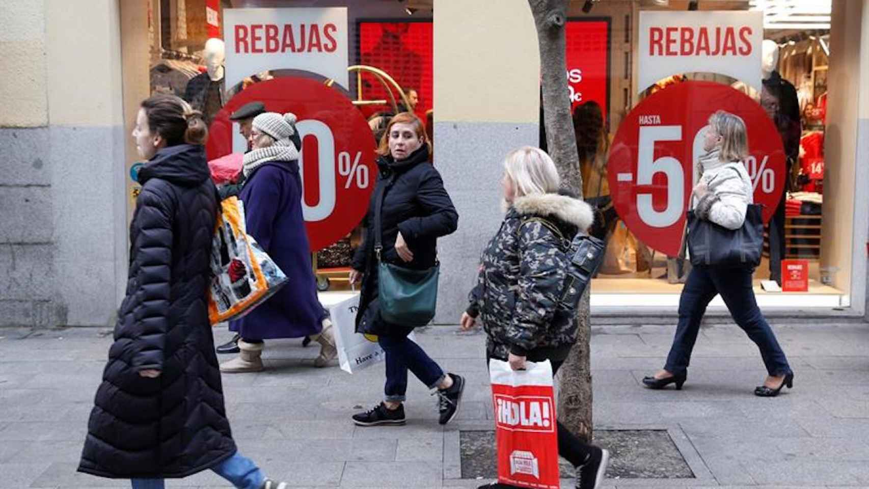 Personas de compras durante las rebajas / EFE