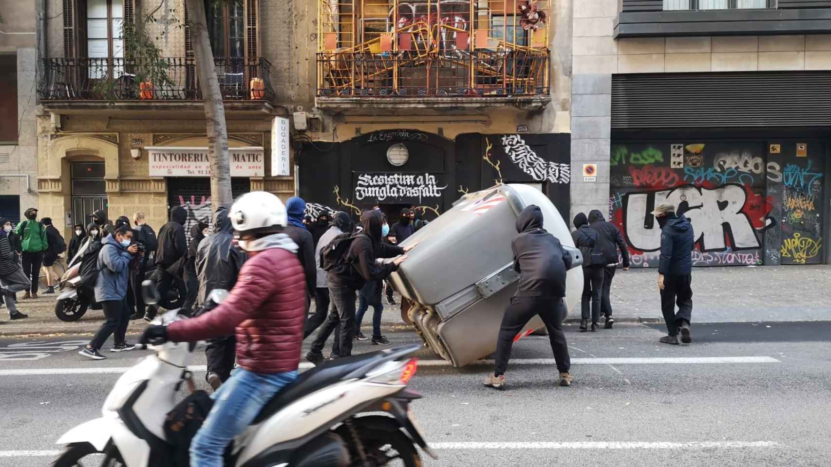 Los okupas de la casa 'L'Engorilada' se preparan para el desalojo / GA