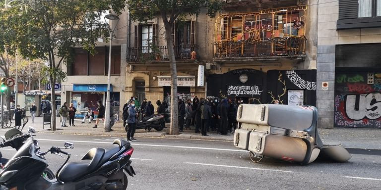 Un grupo de okupas delante de la casa desalojada esta mañana en la calle de Lepant / GUILLEM ANDRÉS