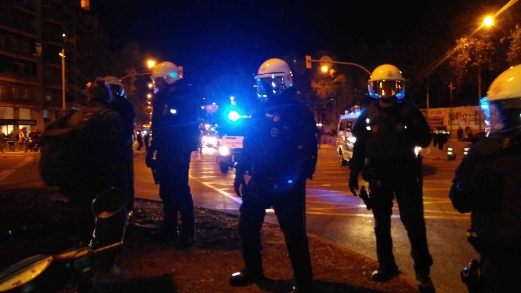 Antidisturbios de la Guardia Urbana durante un desalojo en la avenida Meridiana en 2019 / @JoanRamonL