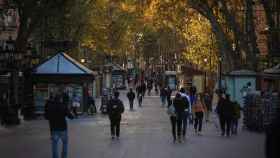 Personas caminan por la Rambla de Barcelona / EUROPA PRESS