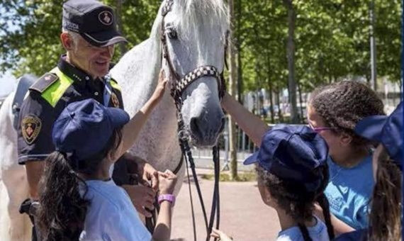 Un agente de la Unitat Muntada con un grupo de niños /SAPOL