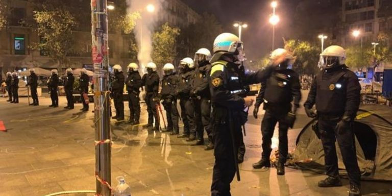 Miembros de los antidisturbios en el desalojo de la acampada independentista del noviembre de 2019 / @Oxido71426395