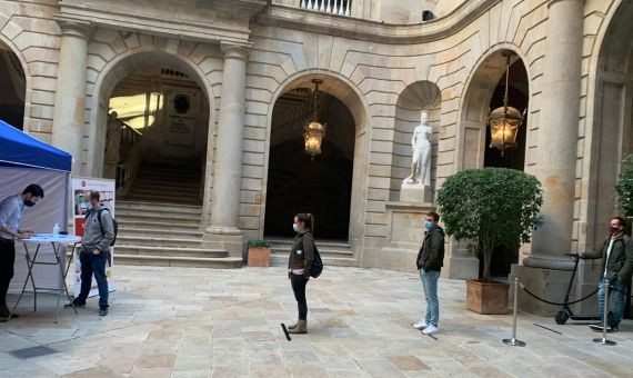 Gente esperando para realizarse un test en uno de los puntos habilitados por la Cambra de Comerç/ CAMBRA DE BARCELONA