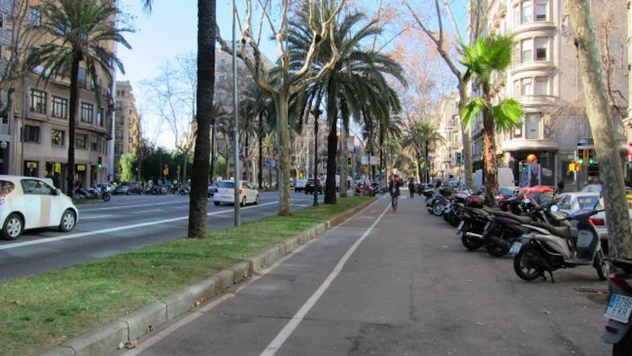 Carril bici en la avenida Diagonal de Barcelona / ARCHIVO