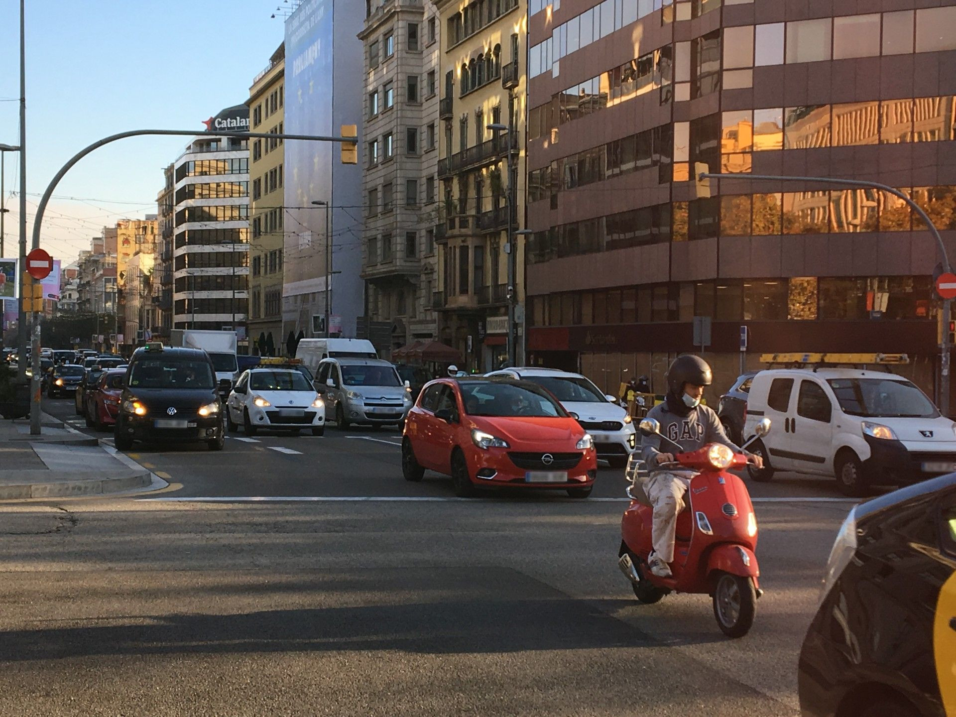 Tráfico en la calle Aragó, donde se ha implantado un nuevo carril bici / RP