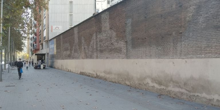 Muro de la Meridiana del solar en el que se hará la residencia de estudiantes / JORDI SUBIRANA 