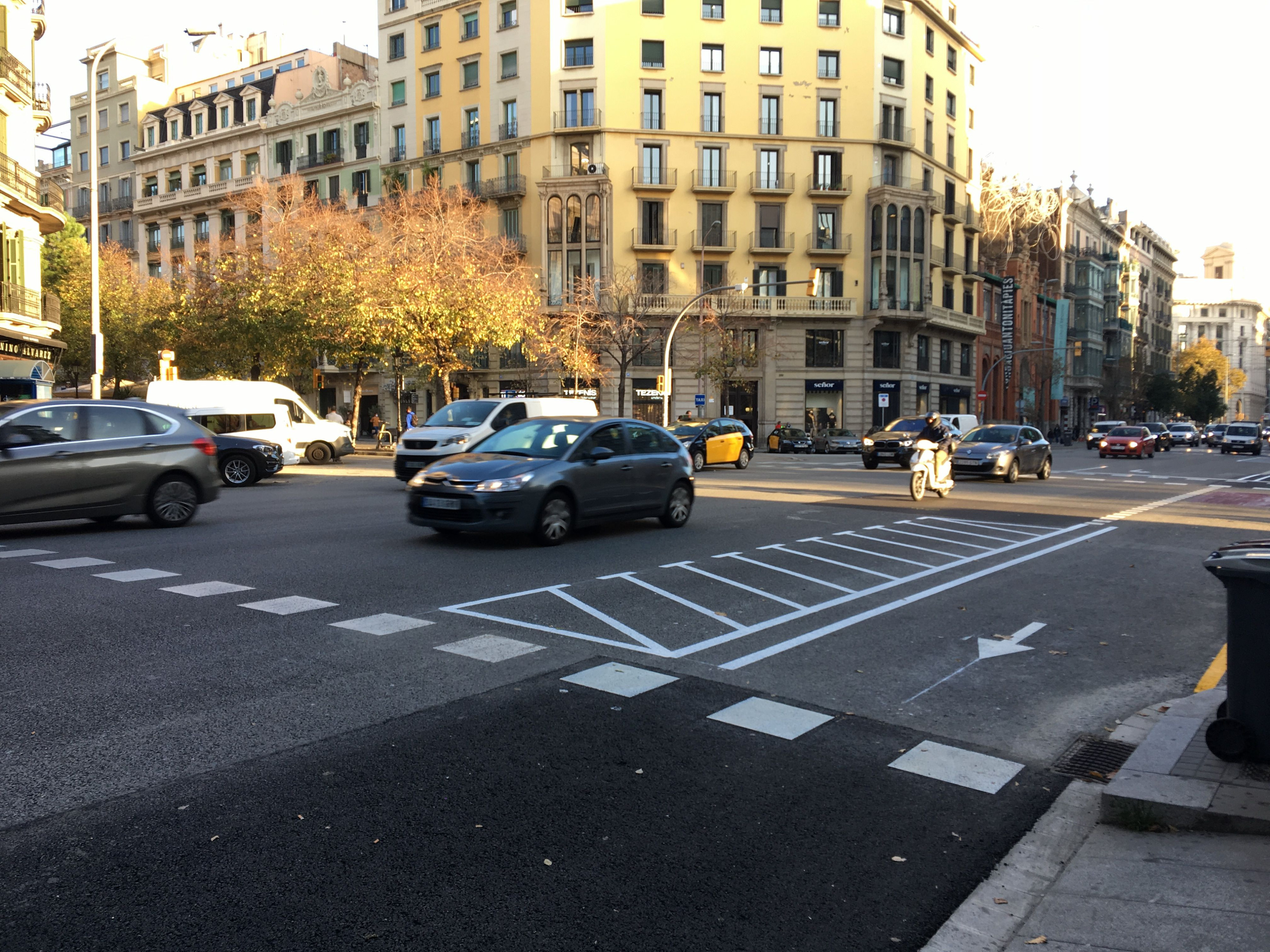 Tráfico en la confluencia de la calle Aragó con Rambla de Catalunya / RP