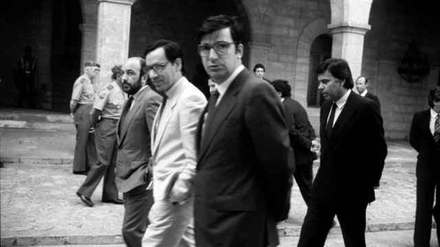Ernest Lluch, al lado de Alfonso Guerra, y delante de Felipe González, en los años 80 / ARCHIVO