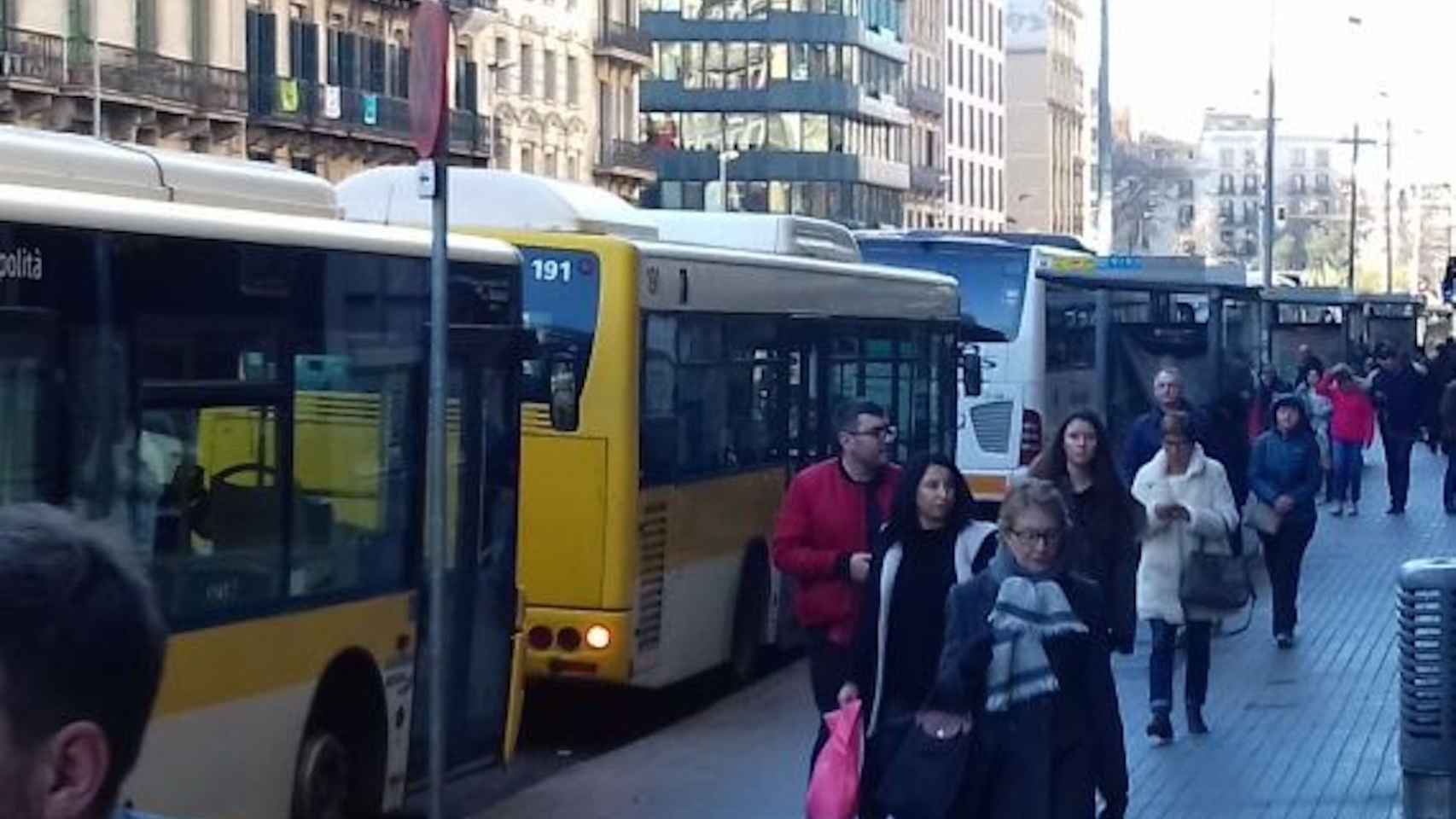 Usuarios de autocares en la ronda de la Universitat / JORDI SUBIRANA