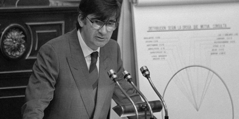 Ernest Lluch, durante una intervención en el Congreso de los Diputados / EFE