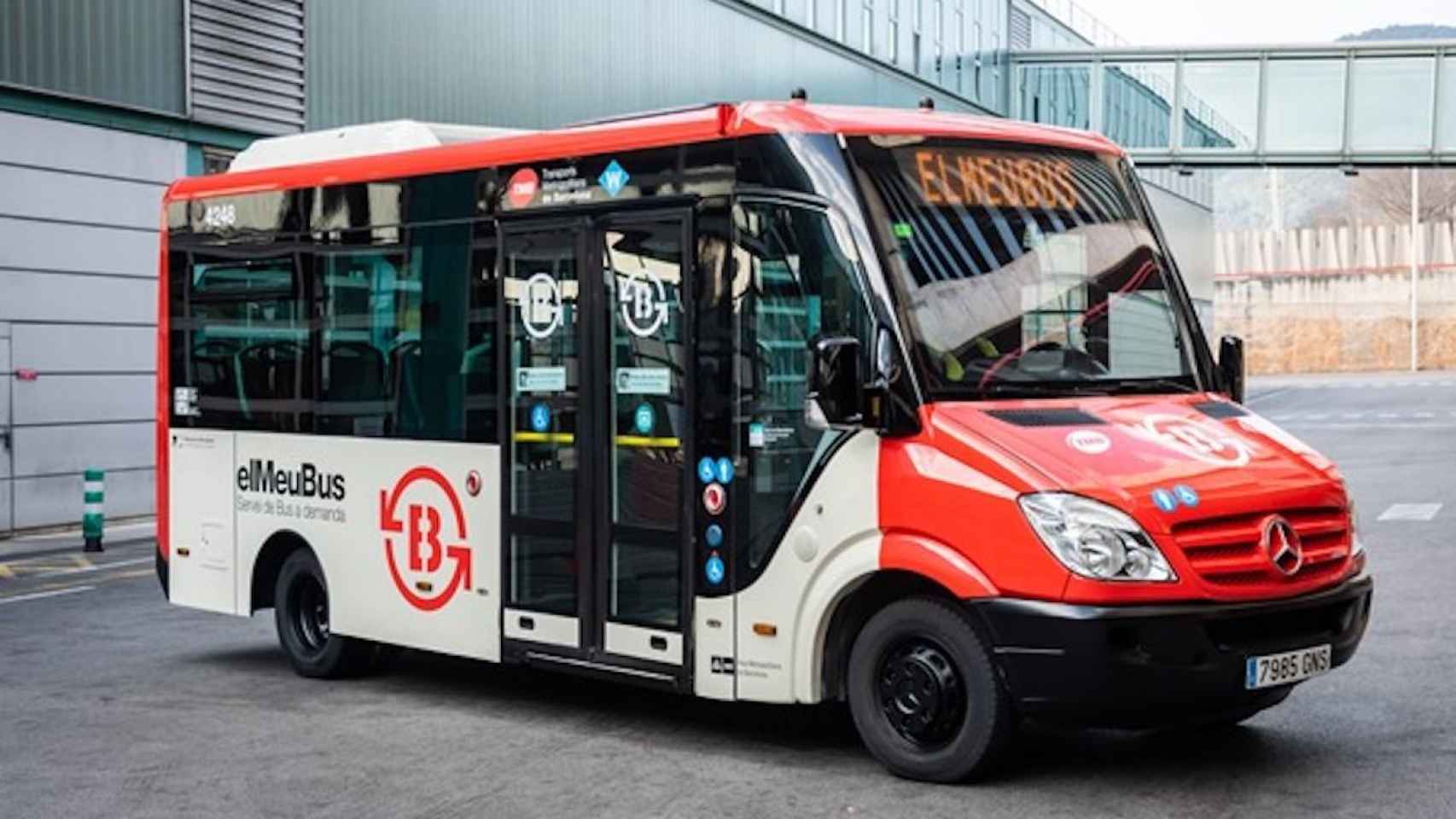 Un Bus de Barri de los que circulan por Barcelona, en una imagen de archivo / TMB