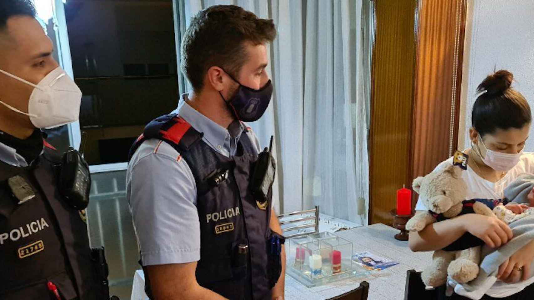 Los dos agentes que salvaron la vida de un recién nacido en la Ciutat de la Justícia / MOSSOS D'ESQUADRA