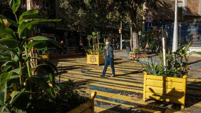 Una mujer pasea entre las manzanas de la futura superilla del Eixample, entre las calles Consell de Cent y Calàbria / PABLO MIRANZO