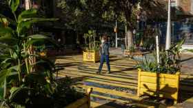 Una mujer pasea entre las manzanas de la futura superilla del Eixample, entre las calles Consell de Cent y Calàbria / PABLO MIRANZO