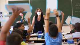 Una profesora da clase con la mascarilla puesta / EUROPA PRESS