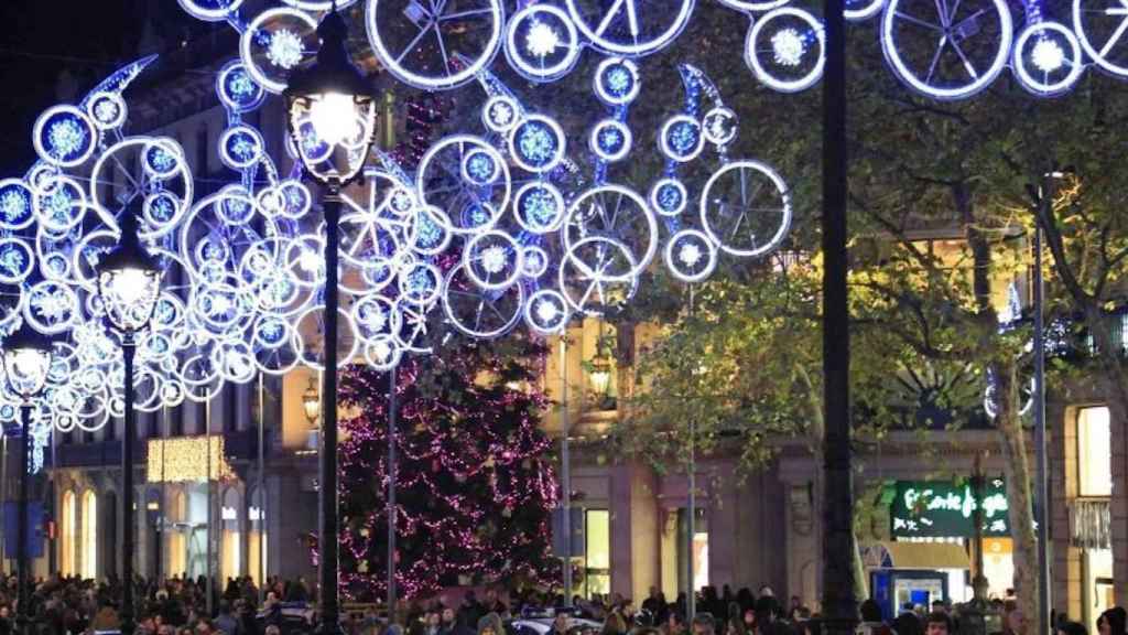 Barceloneses en el Portal de l'Àngel durante una campaña de Navidad pasada / AYUNTAMIENTO DE BARCELONA