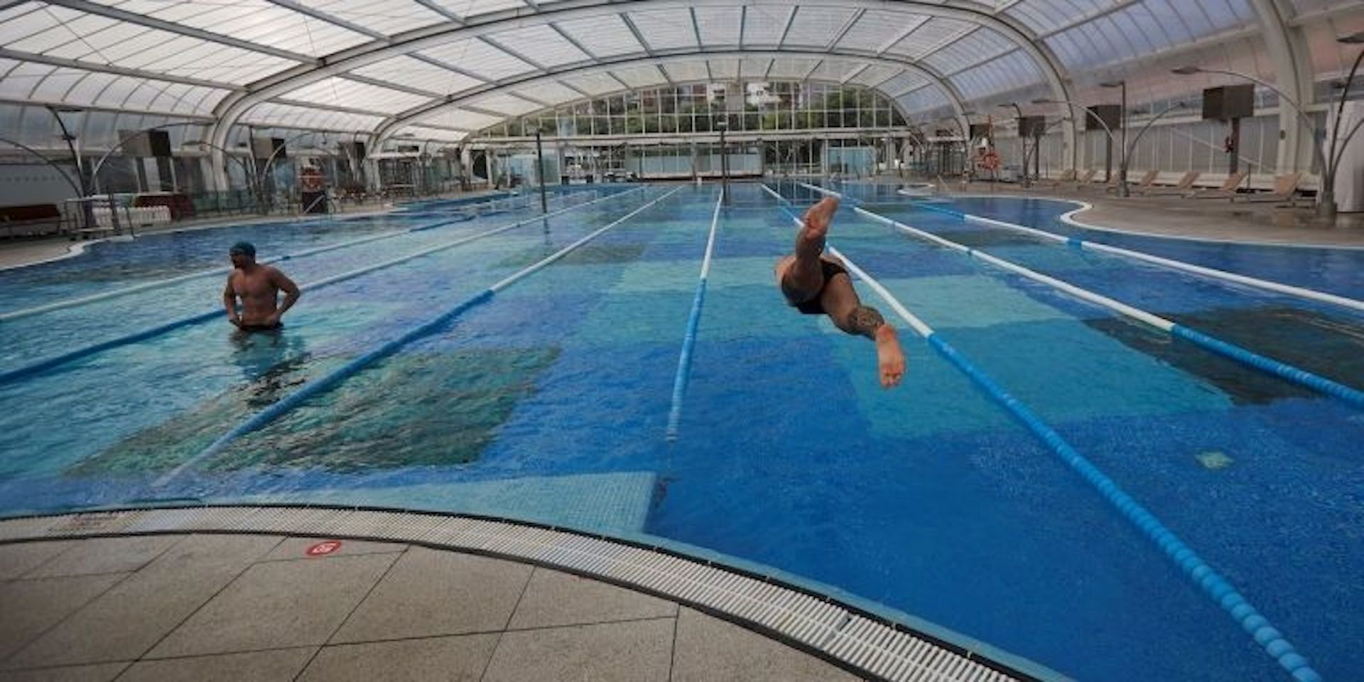 Usuarios en la piscina del DIR Diagonal, la pasada primavera / EFE