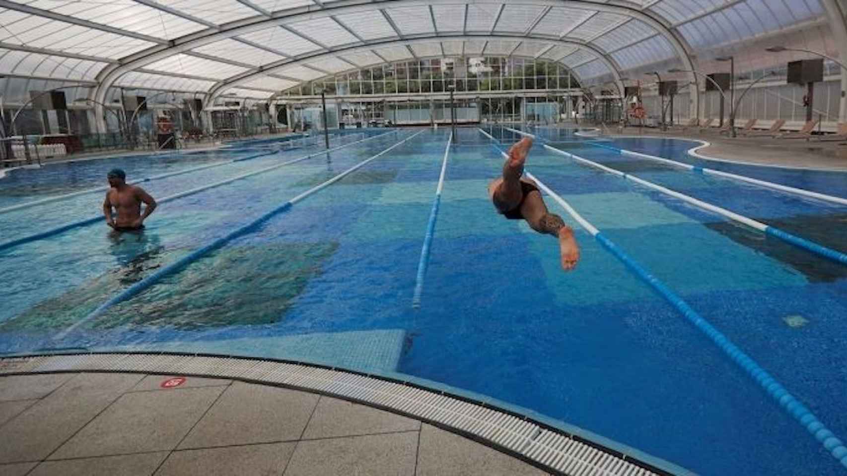 Usuarios en la piscina del DIR Diagonal, la pasada primavera / EFE