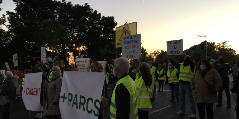 Los residentes cortan el tráfico en la plaza de Alfons Comín / RP