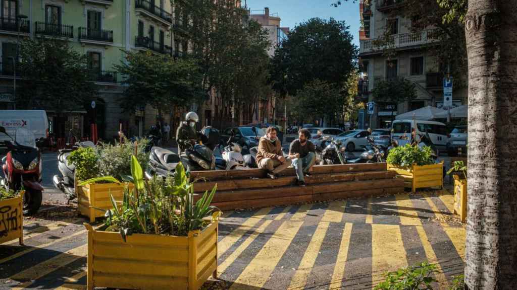 Jóvenes conversan entre las manzanas de la futura superilla del Eixample en Barcelona / PABLO MIRANZO