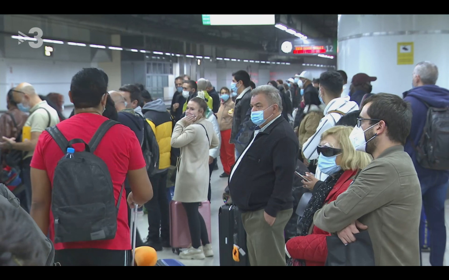 Uno de los andenes de Barcelona Sants, abarrotado de pasajeros que esperan un tren / TV3