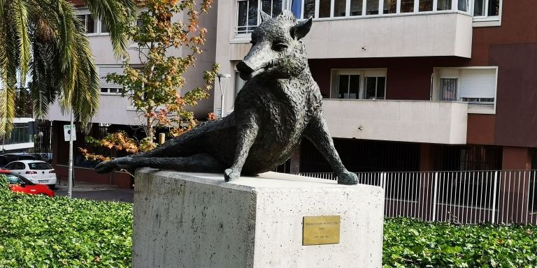 Estatua de un jabalí en los jardines de la calle Tir / INMA SANTOS