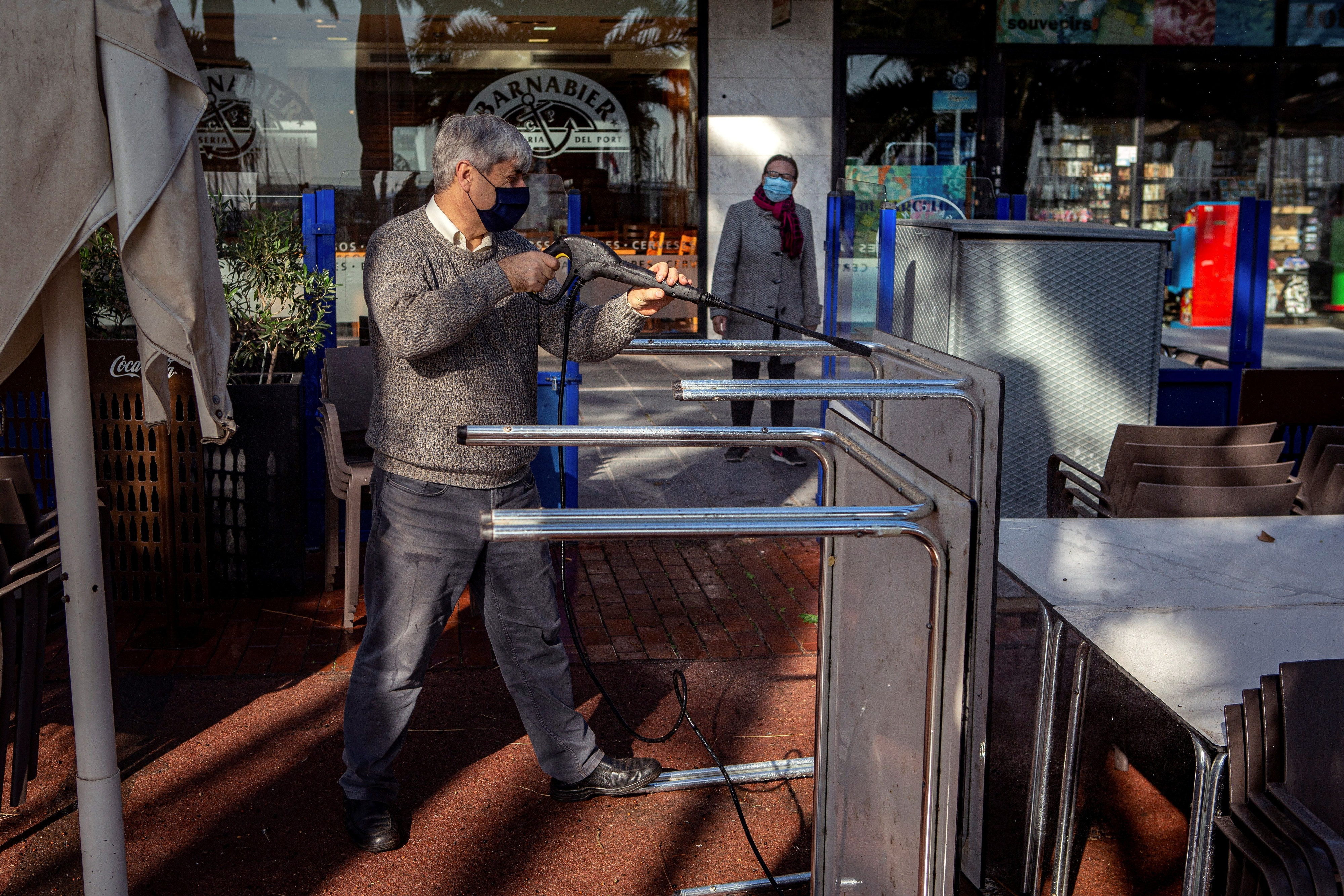 Empleados y propietarios preparan locales de restauración a la espera del inicio de la desescalada / EFE - Enric Fontcuberta