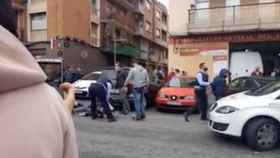 Momento de la detención de cuatro miembros de la banda en Badalona por los Mossos d'Esquadra / M.A