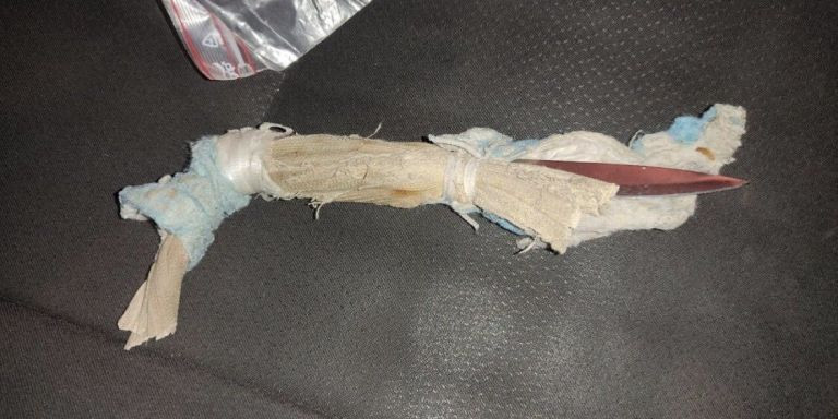 Cuchillo que llevaba el sintecho durante el ataque / TWITTER - @Undercover_Camo