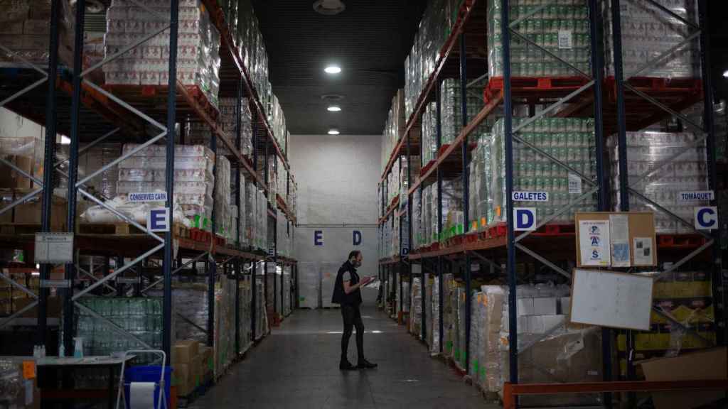 Un operario realiza un registro en el Banc dels Aliments de Barcelona, Catalunya (España), 23 de octubre de 2020 / EUROPA PRESS - David Zorrakino