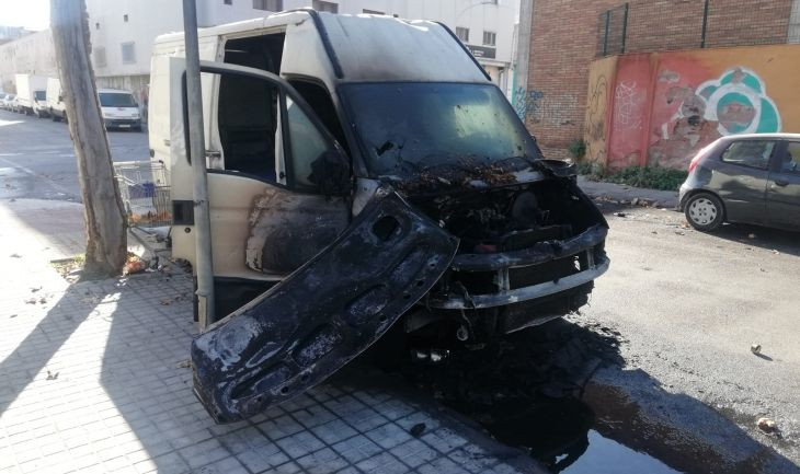 Furgoneta calcinada en plena vía de Badalona / CEDIDA