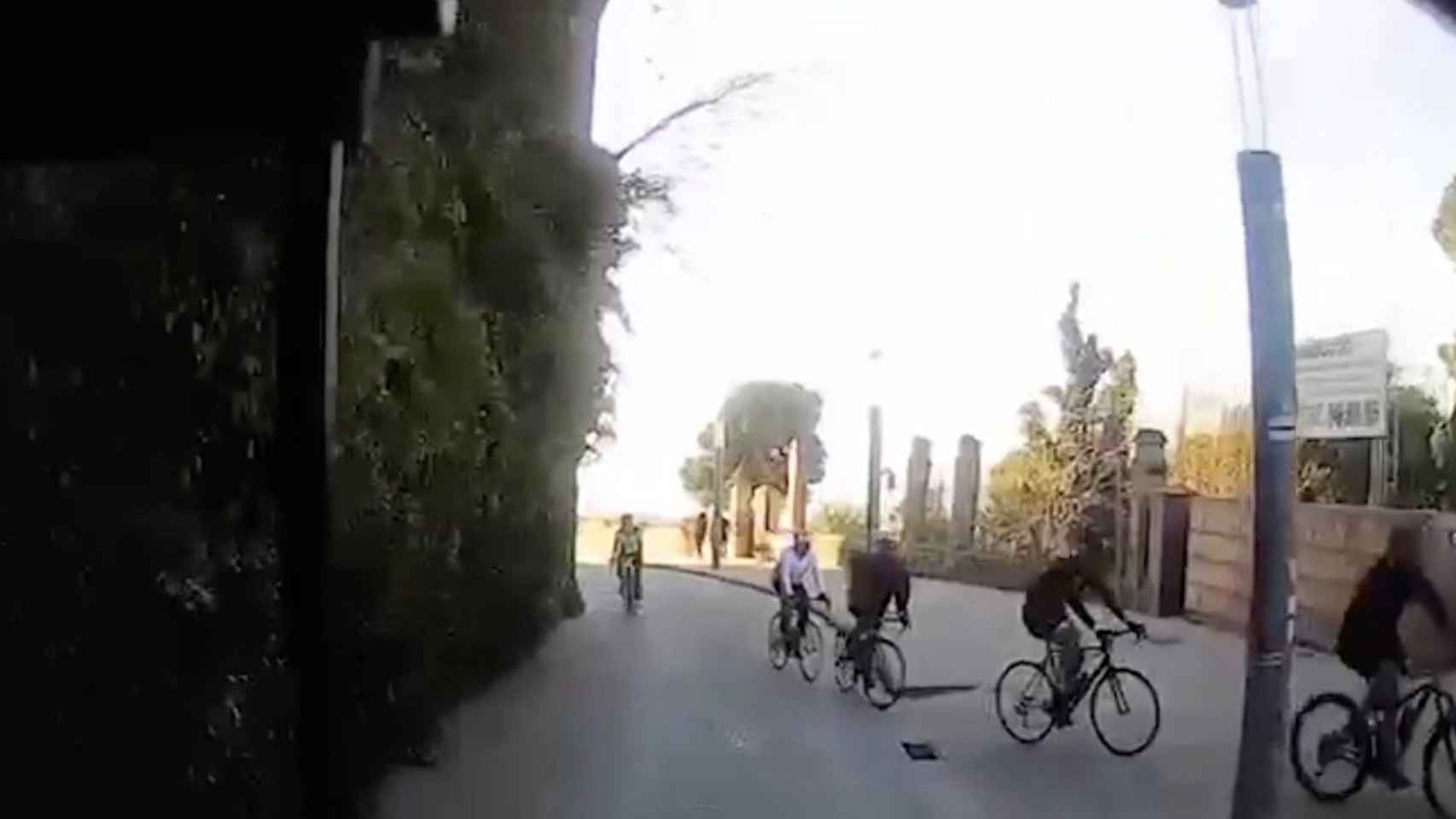 Un bus tiene que frenar ante un grupo de ciclistas que se le cruzan / CGT