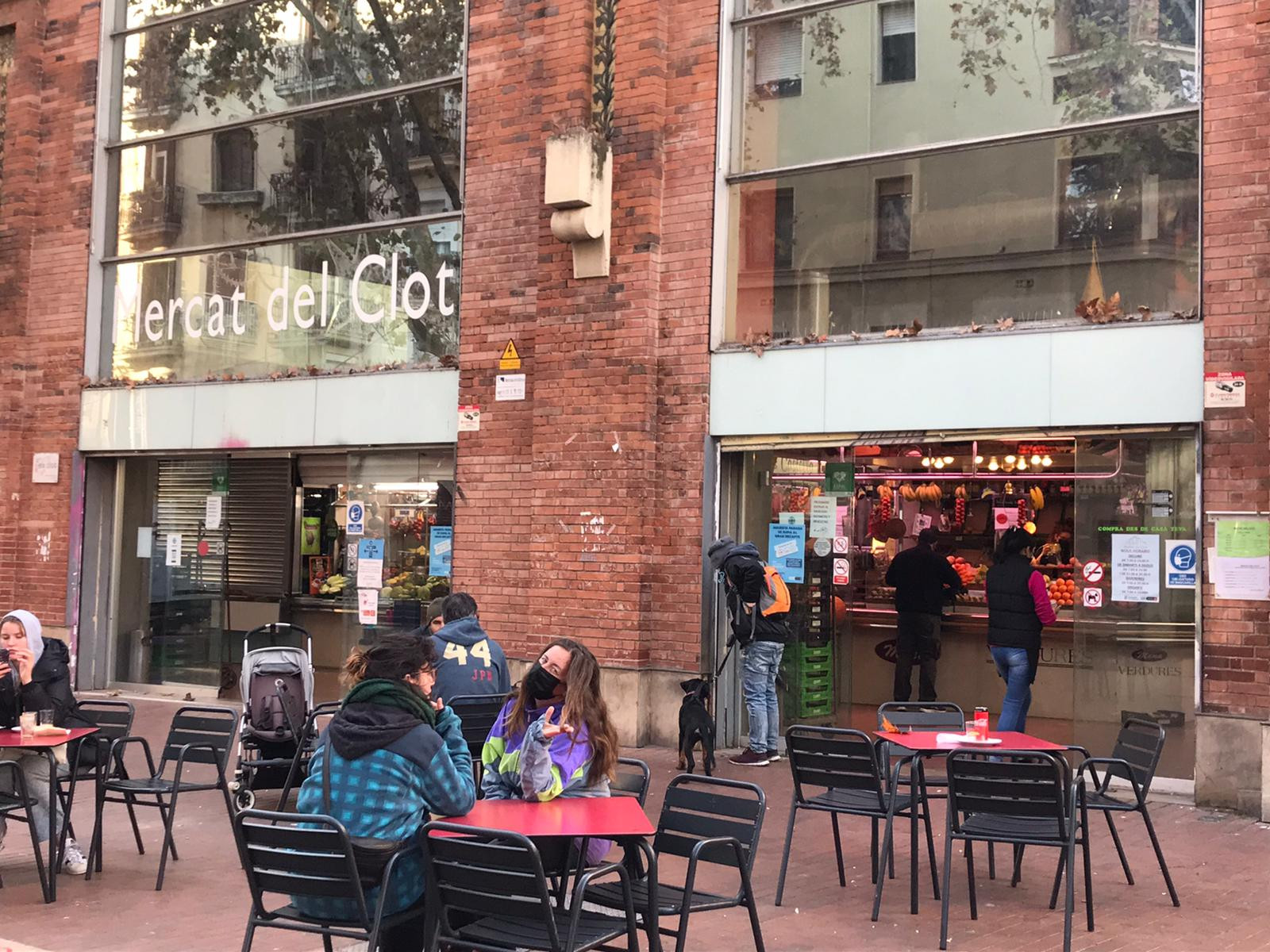 Clientes en una de las terrazas en la plaza del mercado de El Clot / D.G.