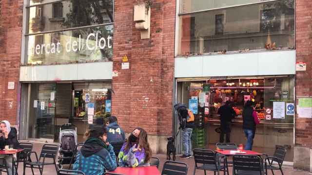 Clientes en una de las terrazas en la plaza del mercado de El Clot / D.G.