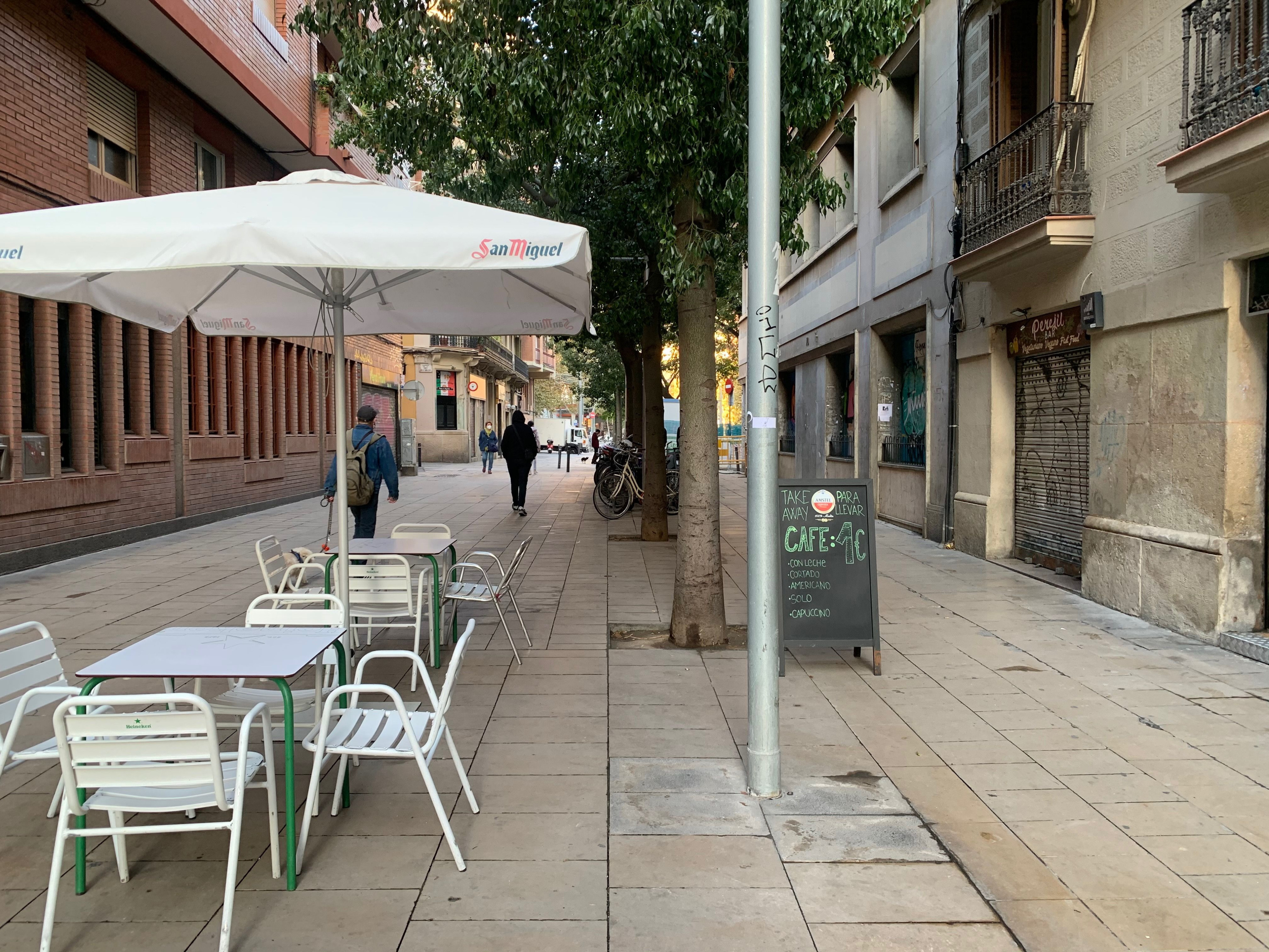 Terraza de un bar de la calle Blai de El Poble-sec / V.M.