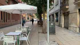 Terraza de un bar de la calle Blai de El Poble-sec con ofertas económicas y sin clientela durante la reapertura de la restauración / V.M.