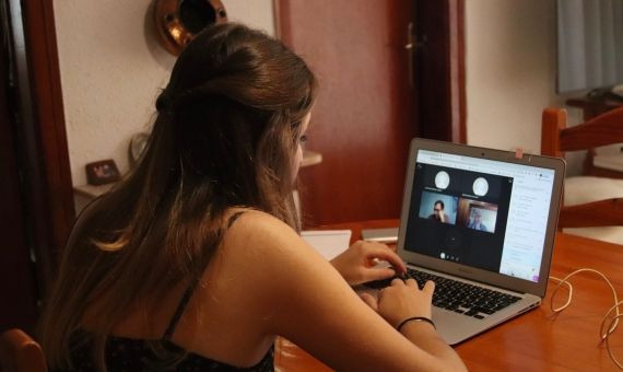 Una alumna del Grado en Filosofía de la UB, en una de las clases virtuales / E.G