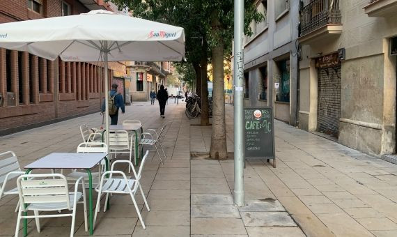 Una terraza del Poble-sec, vacía durante la mañana de la reapertura de la restauración / V.M. 